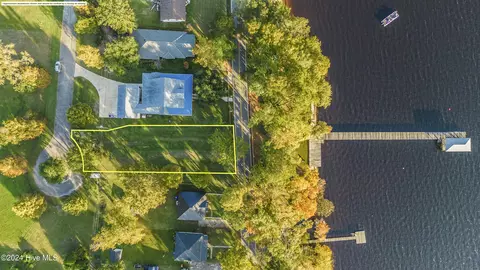 210 Lakeshore Dr, Lake Waccamaw, NC 28450