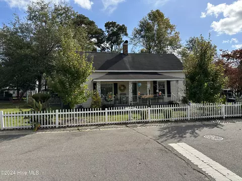 33 8th St, Laurinburg, NC 28352