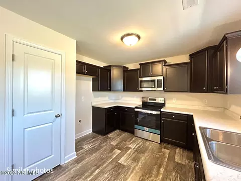 Kitchen - 428 Windermere Rd, Hubert, NC 28539 photo 2 of 5