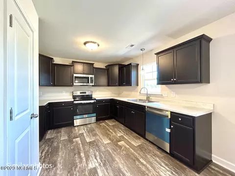 Kitchen - 428 Windermere Rd, Hubert, NC 28539 photo 3 of 5