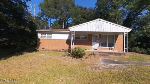 201 S Dickson St, Raeford, NC 28376