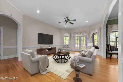 Living - 163 Santee Dr, Chocowinity, NC 27817 photo 2 of 6