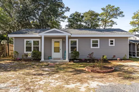 123 NE 38th St, Oak Island, NC 28465