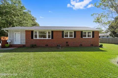 527 Forest Cir, Jacksonville, NC 28540