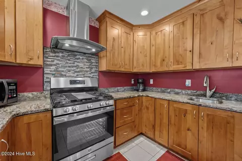 Kitchen - 71 Ivanhoe Rd, Atkinson, NC 28421 photo 2 of 5