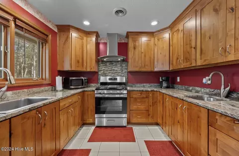 Kitchen - 71 Ivanhoe Rd, Atkinson, NC 28421 photo 4 of 5