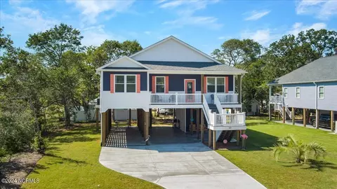 97 NE 19th St, Oak Island, NC 28465