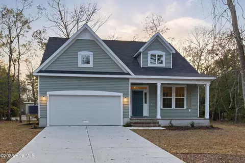 206 Chateau Dr, New Bern, NC 28560