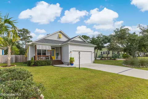 214 NE 52nd St, Oak Island, NC 28465
