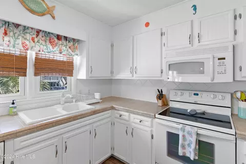 Kitchen - 131 Marlin Dr, Holden Beach, NC 28462 photo 4 of 5
