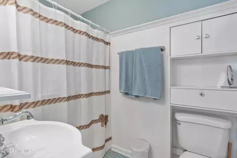 Bath - 131 Marlin Dr, Holden Beach, NC 28462 photo 3 of 4