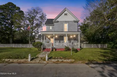 221 2nd St, Wallace, NC 28466
