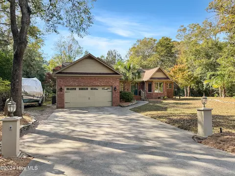 803 Albatross Way, Hampstead, NC 28443