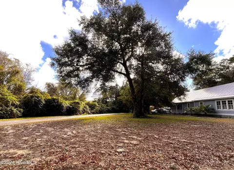 301 Fire Fly Ln, Southport, NC 28461