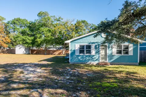 116 NW 26th St, Oak Island, NC 28465