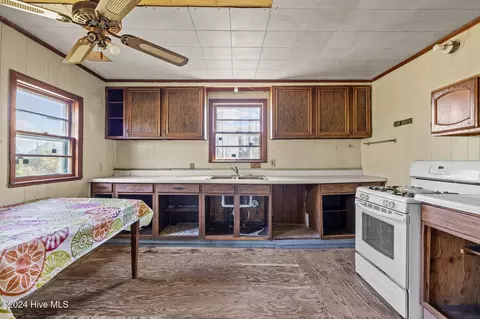 Kitchen - 1056 Highway 70, Davis, NC 28524 photo 2 of 2