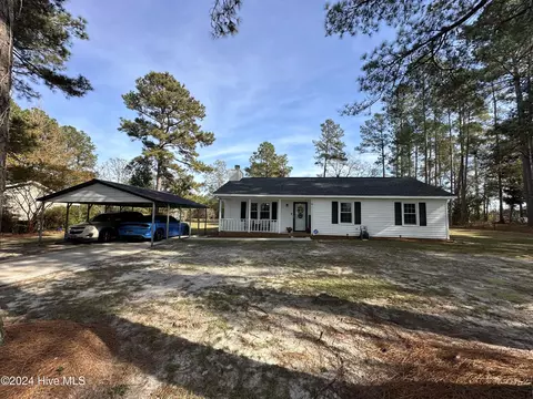 11821 Cypress Dr, Laurinburg, NC 28352
