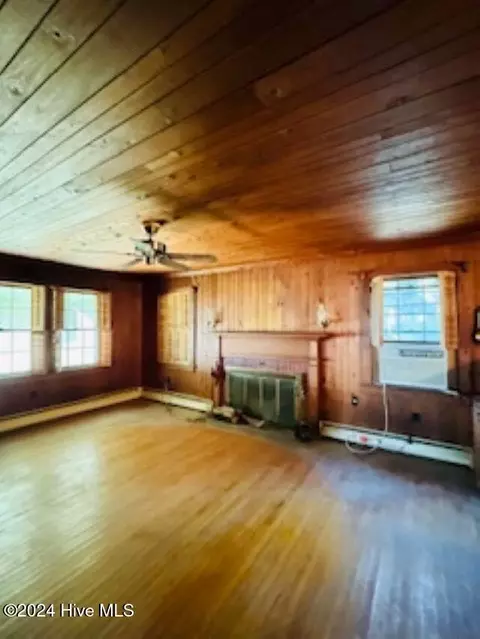 Living - 100 Riverview Ave, Camden, NC 27921 photo 2 of 3