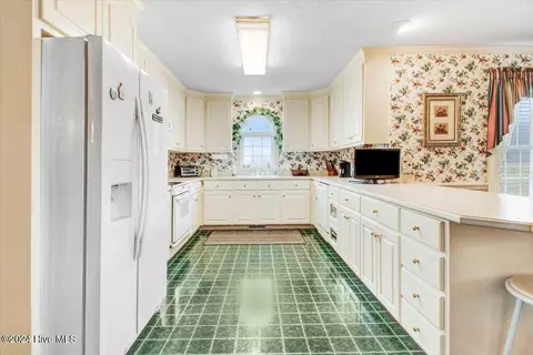 Kitchen - 200 E Williamson Rd, Mount Olive, NC 28365 photo 2 of 4
