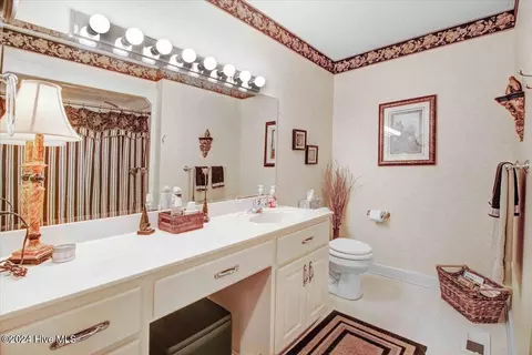 Bath - 200 E Williamson Rd, Mount Olive, NC 28365 photo 3 of 3