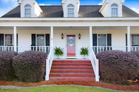 Exterior - 200 E Williamson Rd, Mount Olive, NC 28365 photo 6 of 11