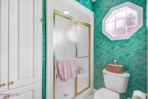 Bath - 200 E Williamson Rd, Mount Olive, NC 28365 photo 2 of 3