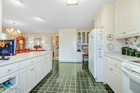 Kitchen - 200 E Williamson Rd, Mount Olive, NC 28365 photo 4 of 4