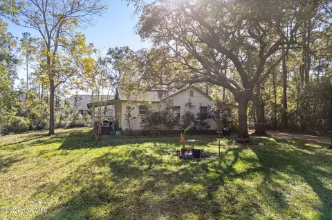 609 W 11th St, Southport, NC 28461