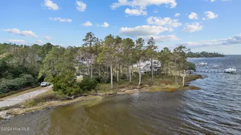 211 S River Dr, Beaufort, NC 28516