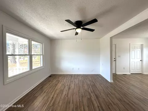 Living - 116 Kellumtown Rd, Hubert, NC 28539 photo 2 of 6