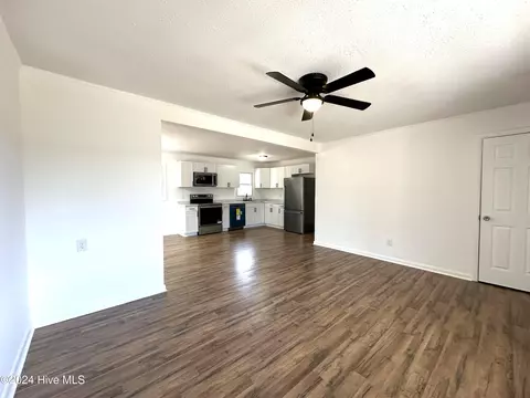 Living - 116 Kellumtown Rd, Hubert, NC 28539 photo 5 of 6