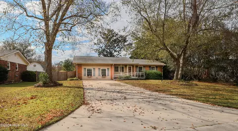 302 Estate Dr, Jacksonville, NC 28540