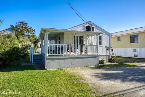 714 Canal Dr, Carolina Beach, NC 28428