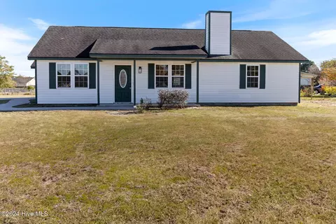 400 Dayrell Dr, Hubert, NC 28539