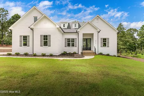 226 Longleaf Dr, West End, NC 27376