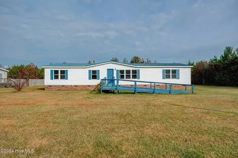 2883 Collins Dr, Lumberton, NC 28358