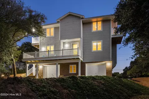 619 Westport Woods Dr, Pine Knoll Shores, NC 28512