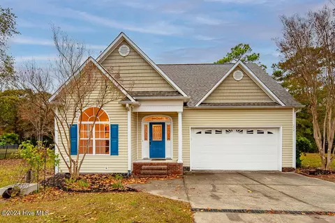 272 River Reach Dr, Swansboro, NC 28584