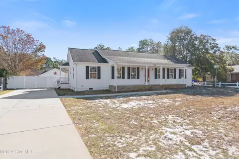 484 S Shore Dr, Southport, NC 28461