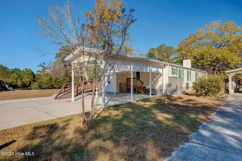 608 Galley Ct, Hampstead, NC 28443