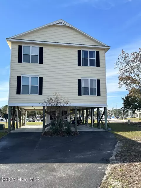 4020 Marina Townes Dr, New Bern, NC 28560