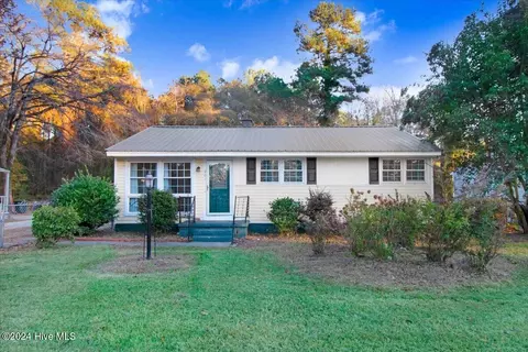 901 Candlewood Dr, Kinston, NC 28501