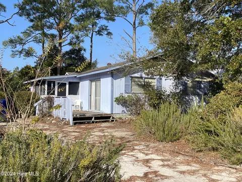165 NE 6th St, Oak Island, NC 28465