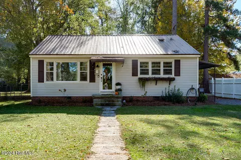 413 W Westbrook St, Wallace, NC 28466