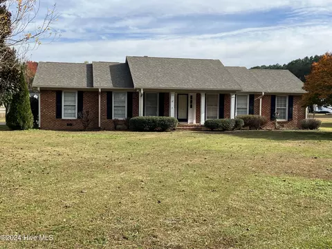 706 Walking Stick Trl, Clinton, NC 28328