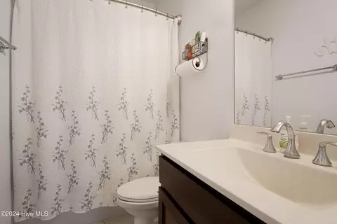Bath - 699 Highlands Dr, Hampstead, NC 28443 photo 2 of 8