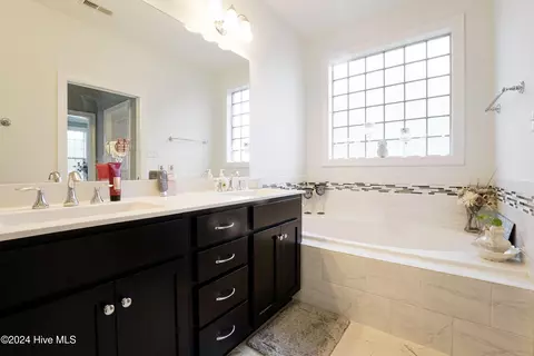 Bath - 699 Highlands Dr, Hampstead, NC 28443 photo 6 of 8