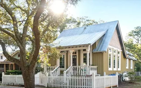413 N Caswell Ave, Southport, NC 28461