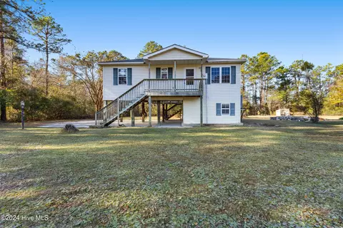 75 Cape Fear Dr, Burgaw, NC 28425