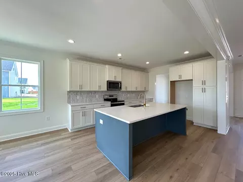 Kitchen - 836 Cooke Dr, Hubert, NC 28539 photo 3 of 8